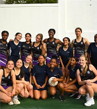 313x349_uae-dubai-netball-cup-group Two competing teams posing together at a netball tournament with Edwin Doran