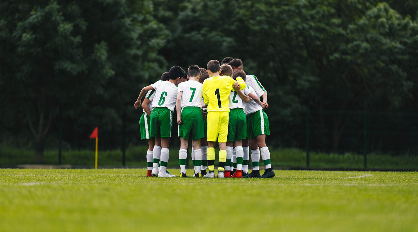 Young rugby players in a huddle